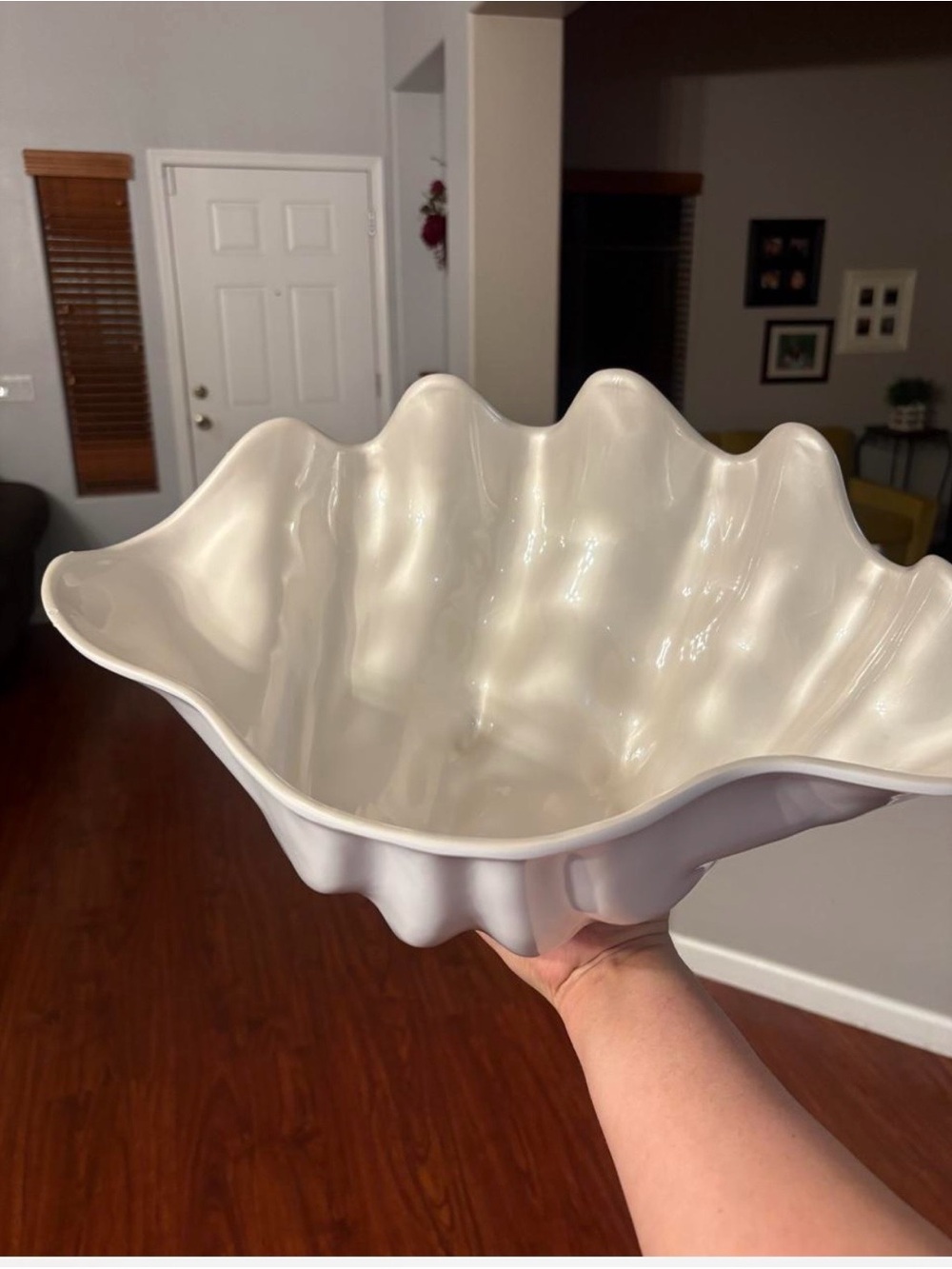 Elegant White Shell-Form Melamine Bowl